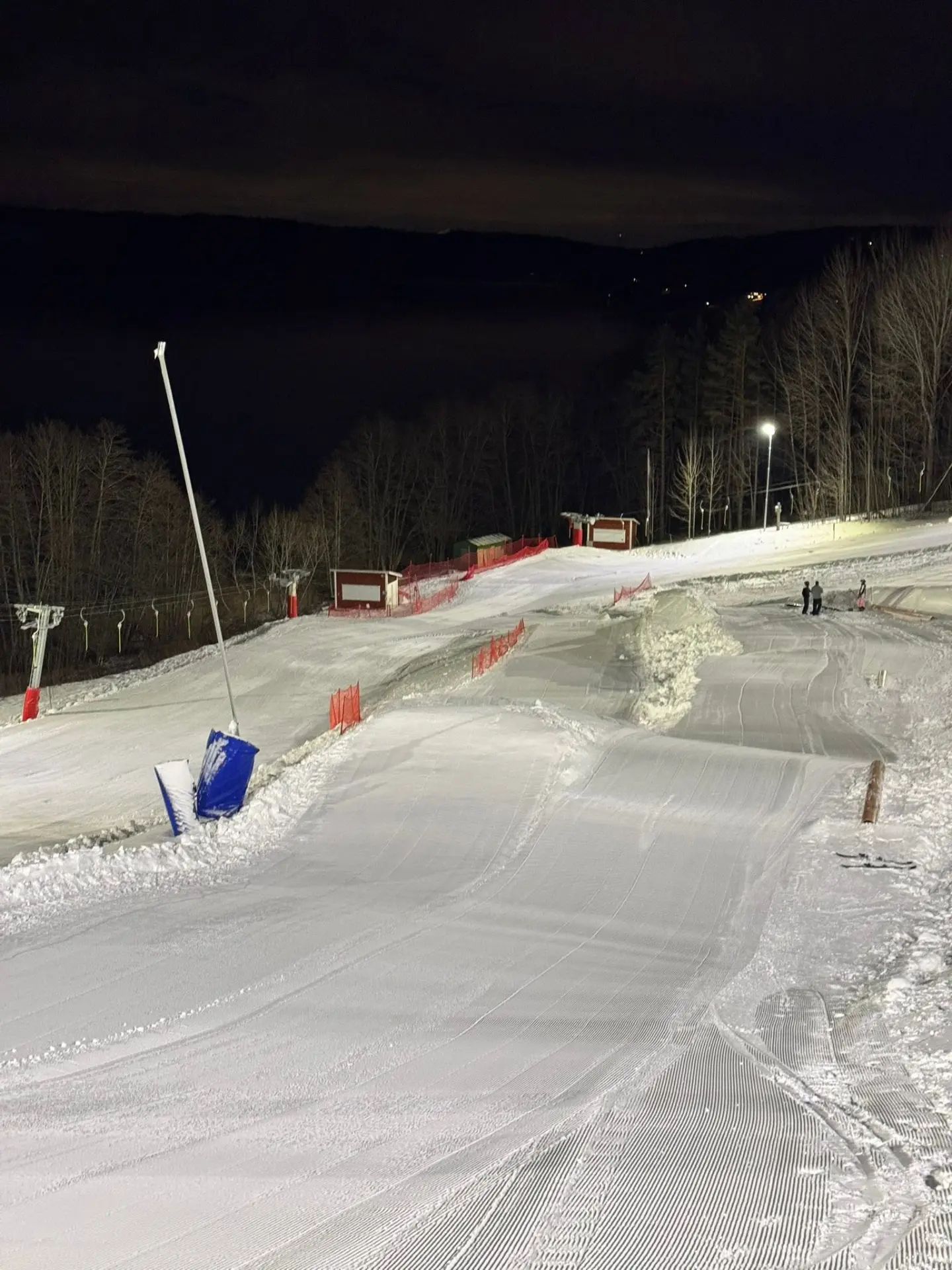 Belyst parkåkningsavdelning med hinder i Granåsen på kvällen
