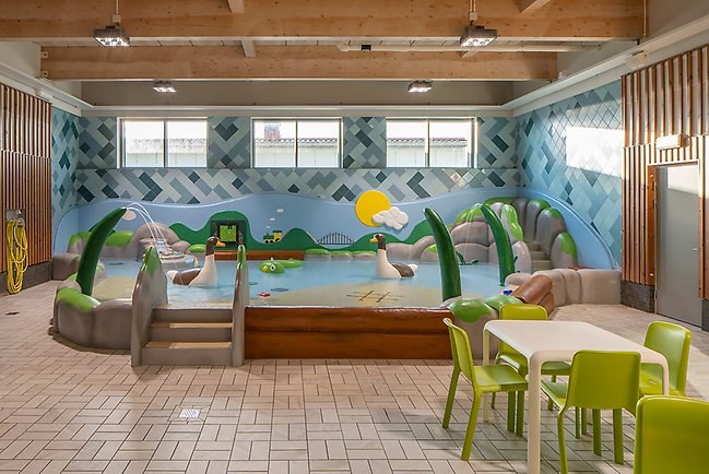 Barnbassängen i Bålsta simhall med lekmiljö och grundt vatten