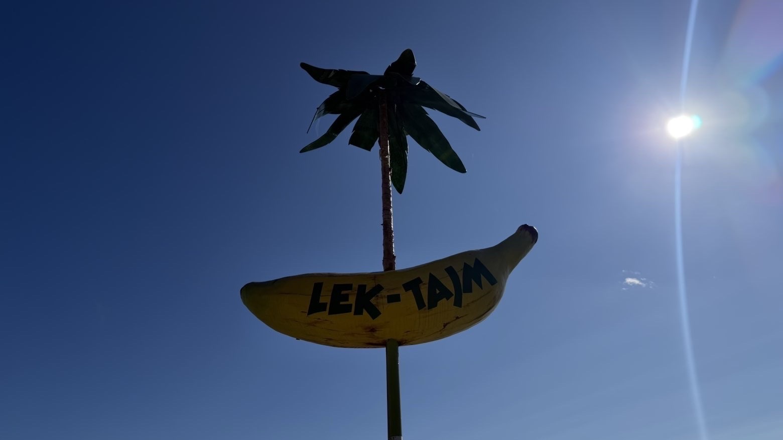 Skylten Lek-Tajm i form av en banan med palm på Banankontakt
