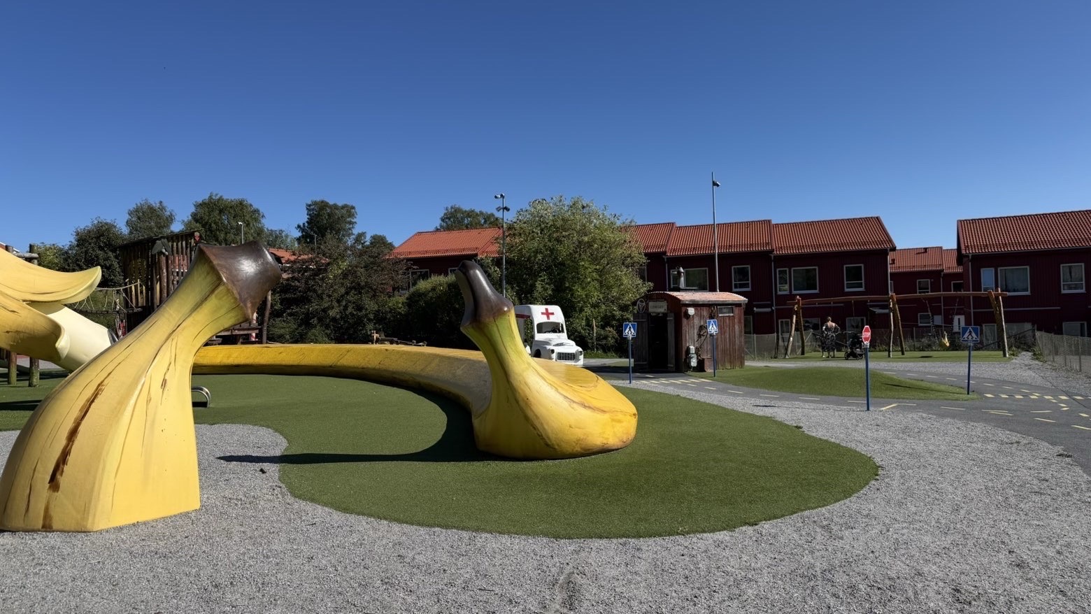 Bananformatiga skulpturer på lekplatsen Banankontakt