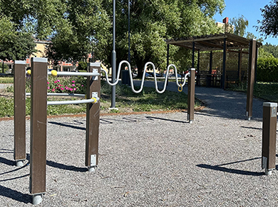 Runbroparkens utegym med träningsredskap och pergola i Bålsta