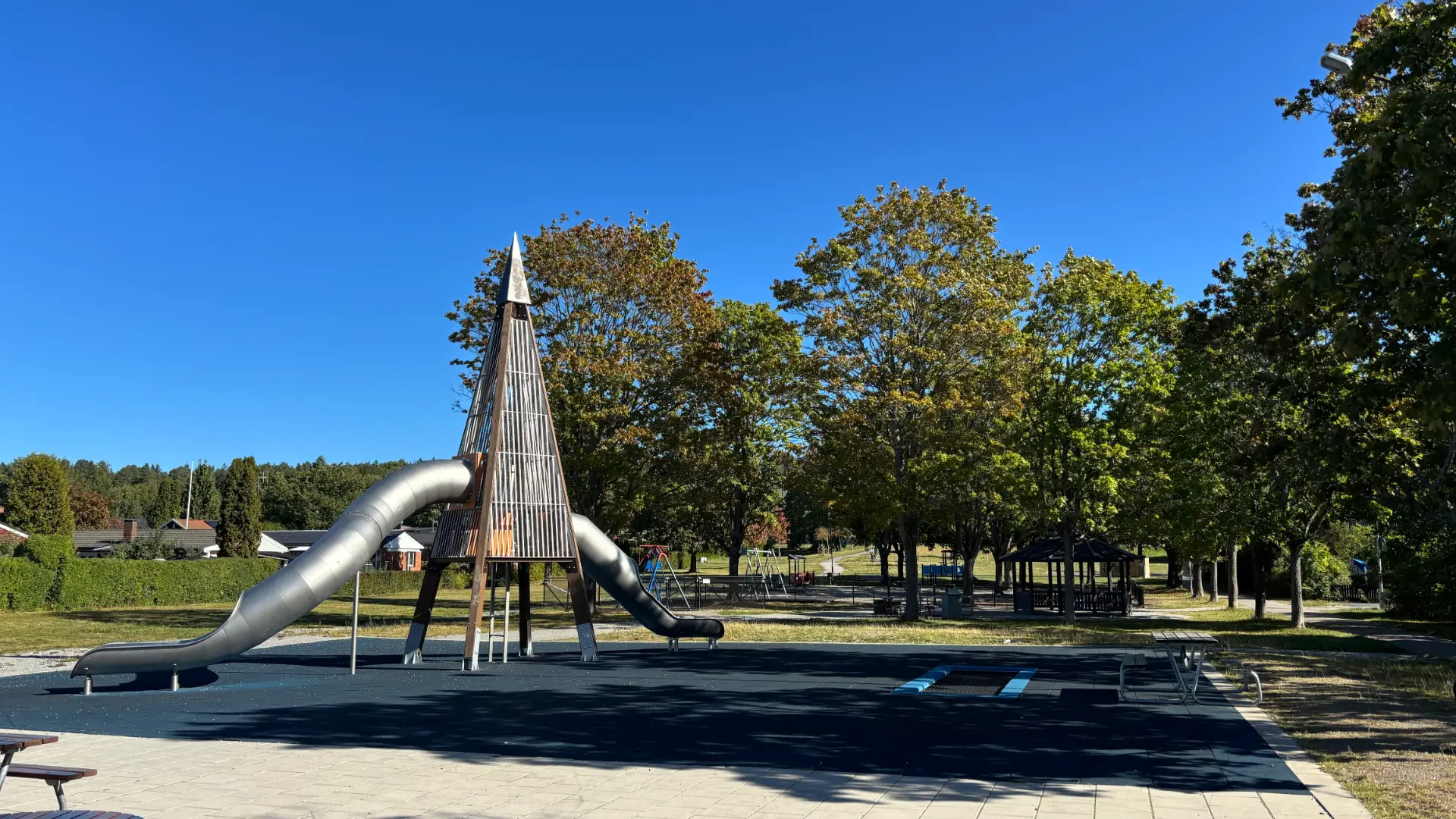 Skeppsparken i Bålsta – den stora rutschkanetornet i aktivitetsparken