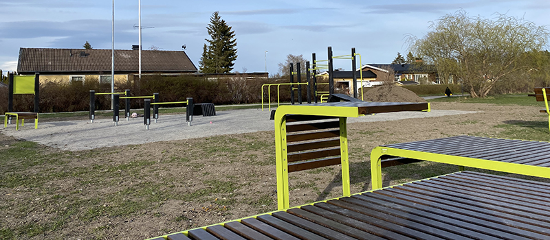 Kornparkens utegym med träningsredskap i Bålsta