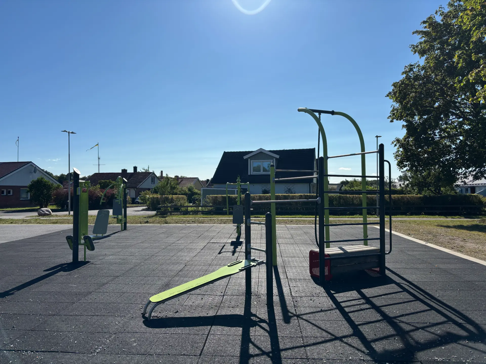 Utegymmet i Skeppsparken med träningsredskap i grönt