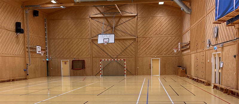 Idrottshallen på Slottsskolan i Skokloster med basketballkorgar och fotbollsmål