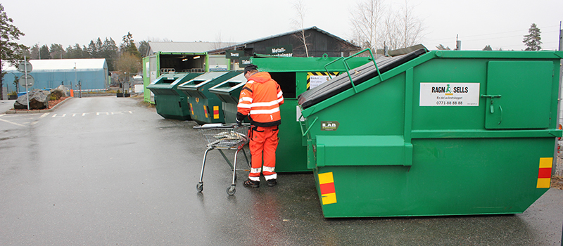 Gröna containrar för grovavfall, elavfall och förpackningar på Bålsta återvinningscentral