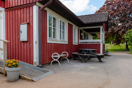 Täppans förskola – rött trähus med uteplats och picknickbord