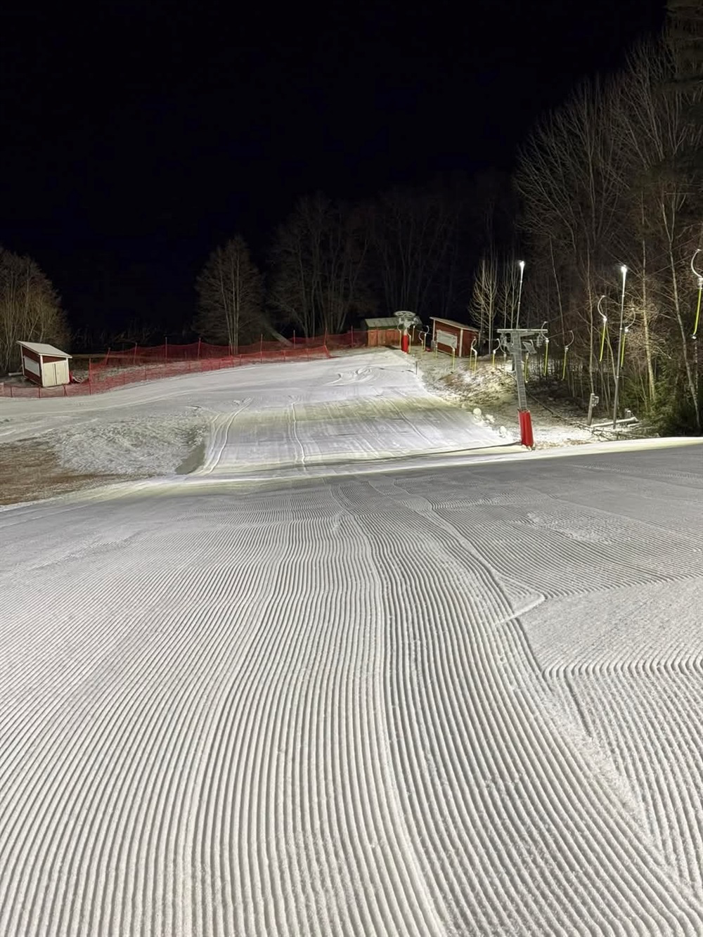 Belyst preparerad backe med lift i Granåsen på kvällen