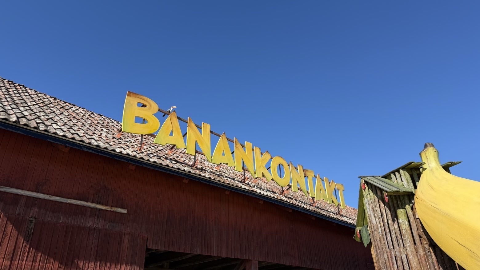 Banankontakts skylt på taket vid lekplatsen i Bålsta