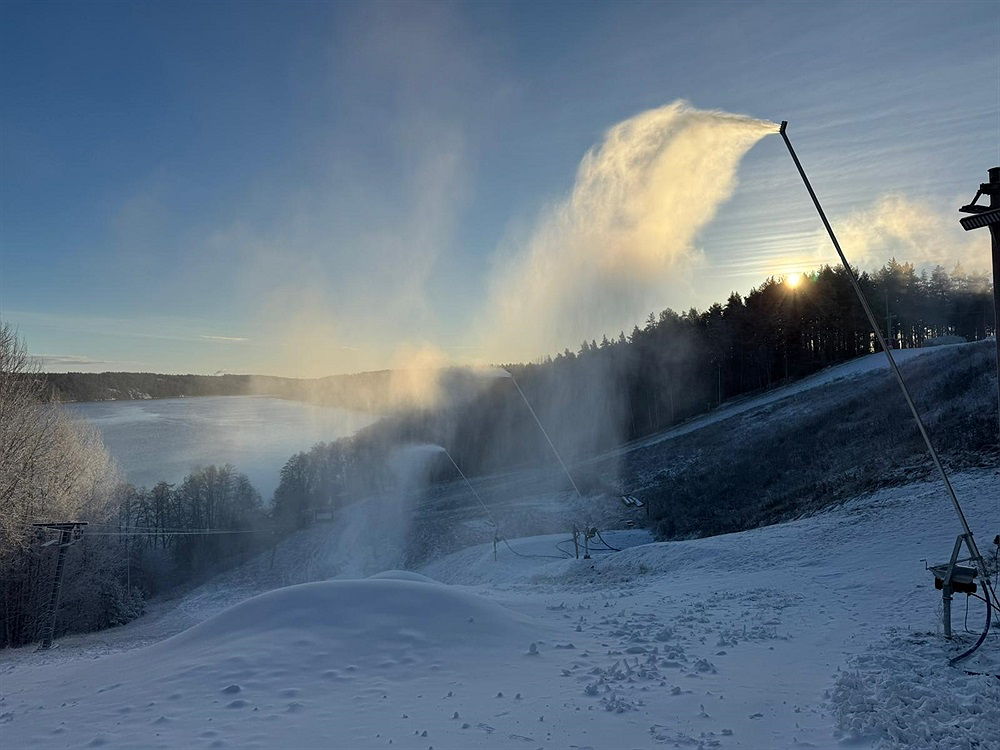 Snökanoner som producerar konstsnö i backen i Granåsen